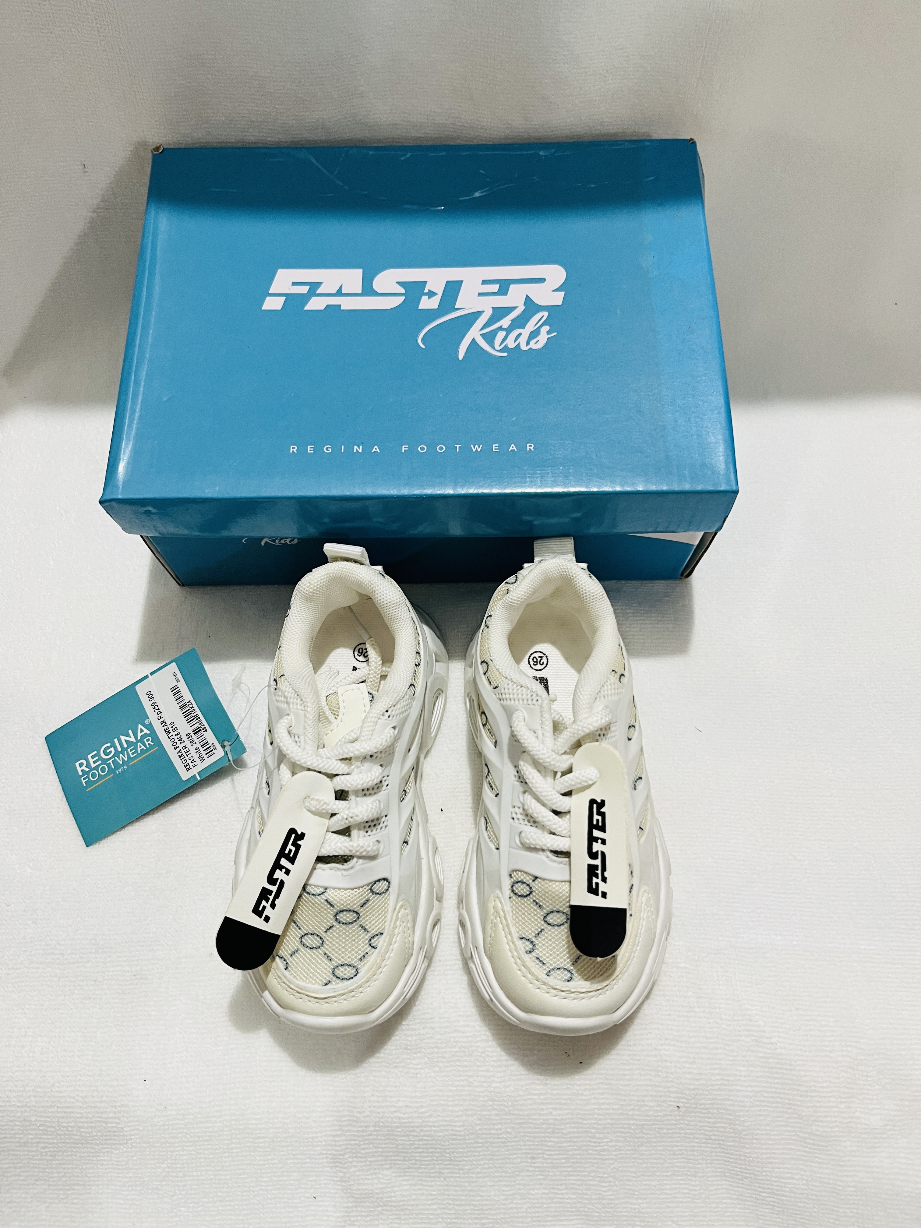 Sepatu sneakers anak