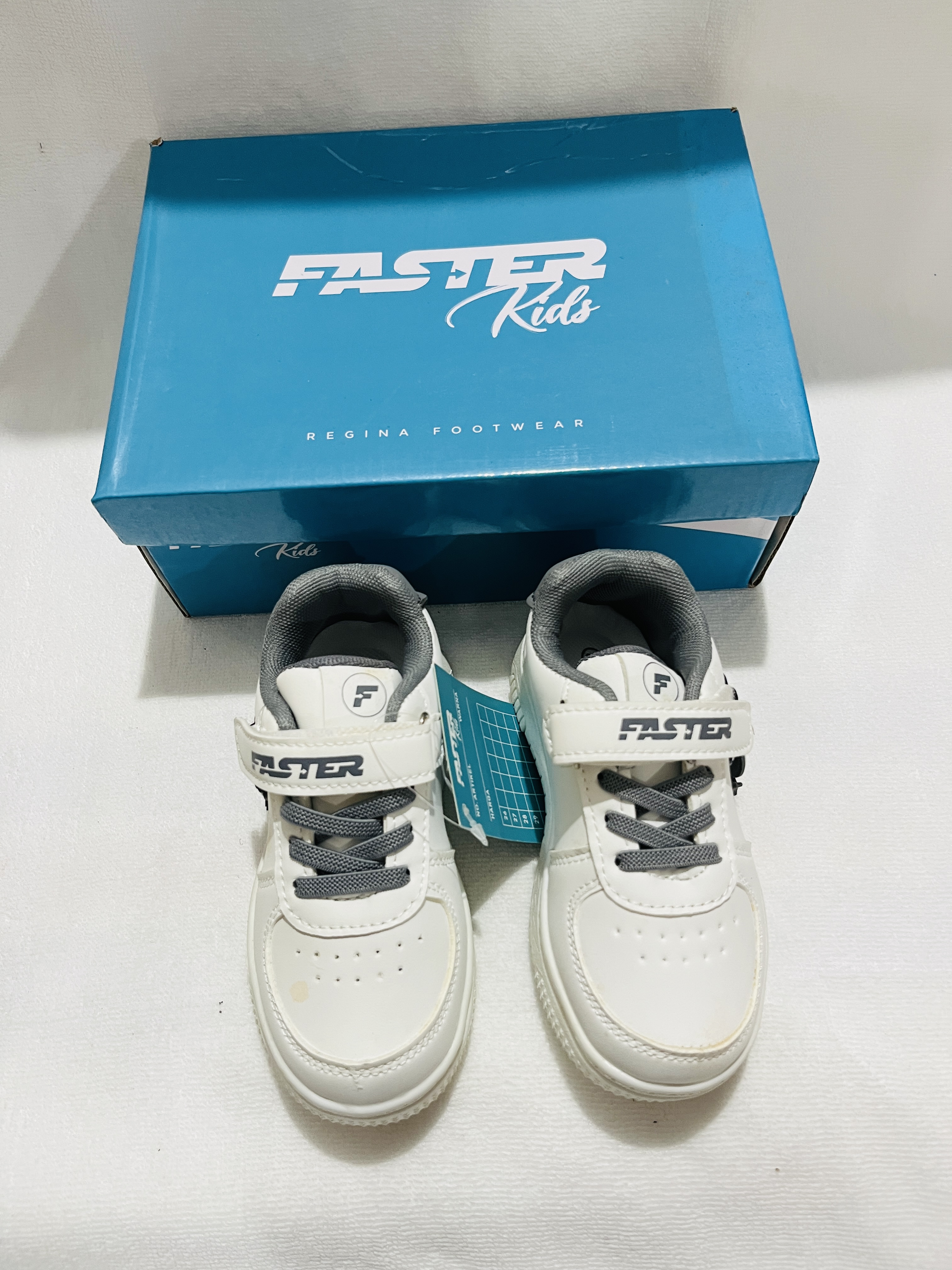 Sepatu sneakers anak
