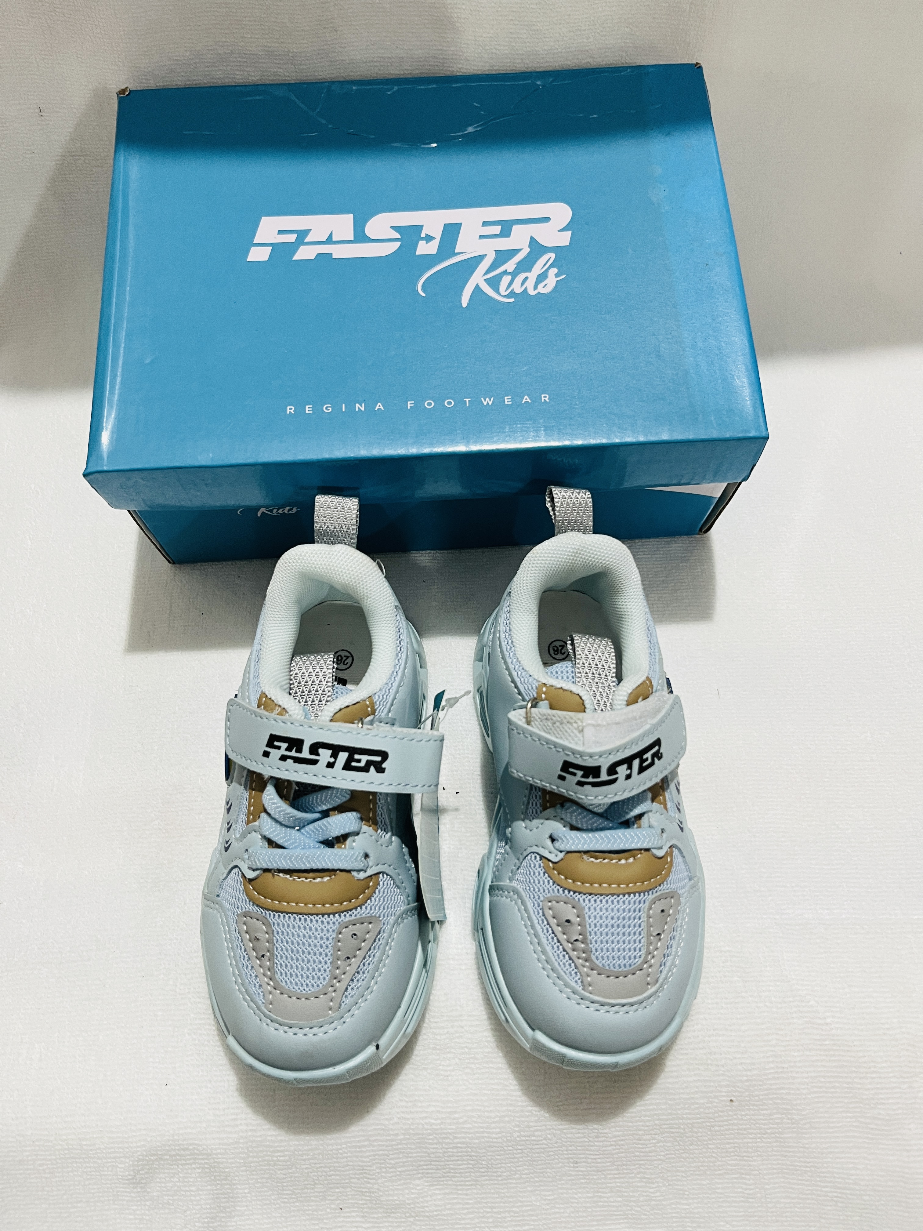 Sepatu sneakers anak